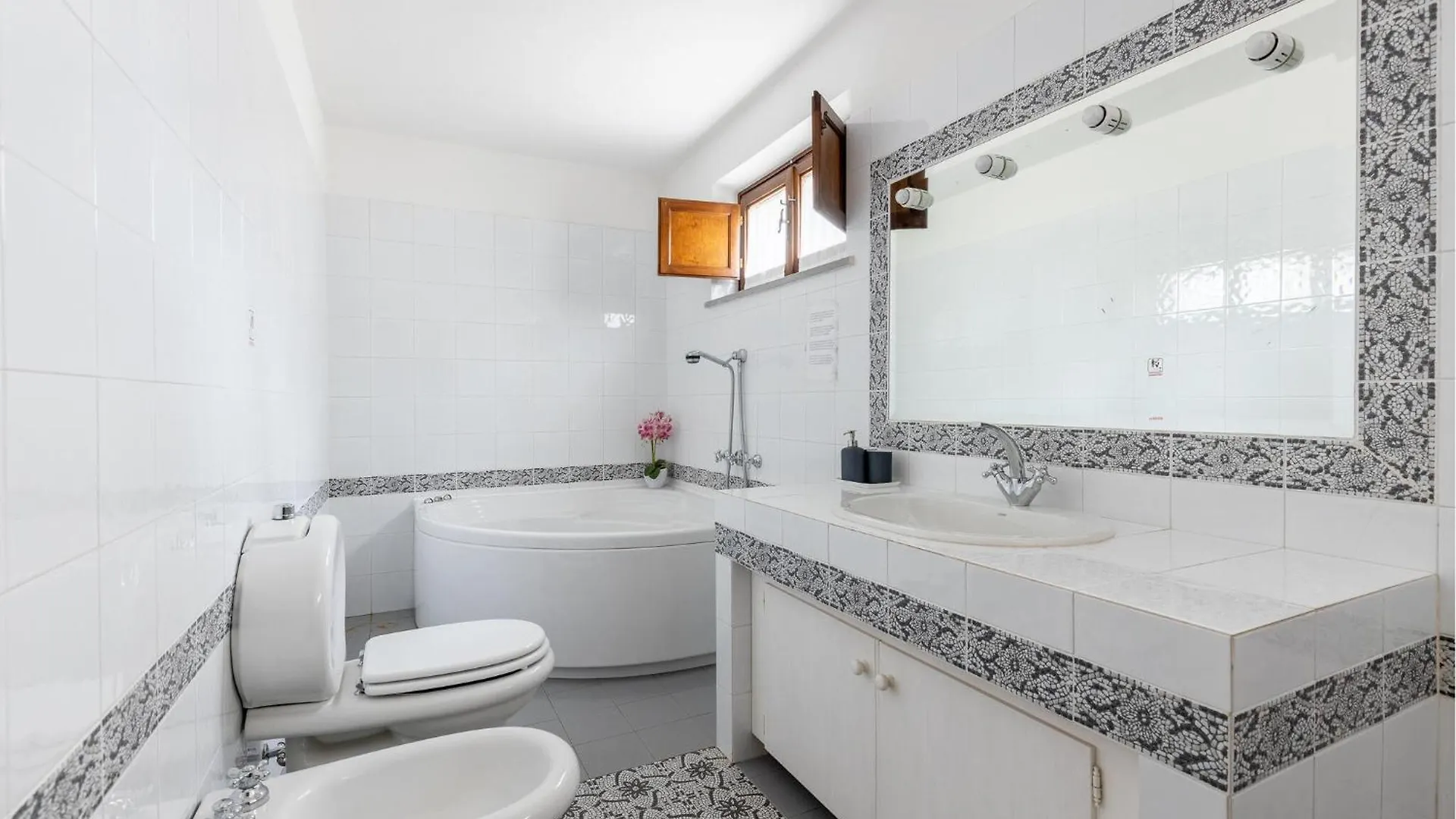 Villa Il Pavone Mommio Ferienhaus